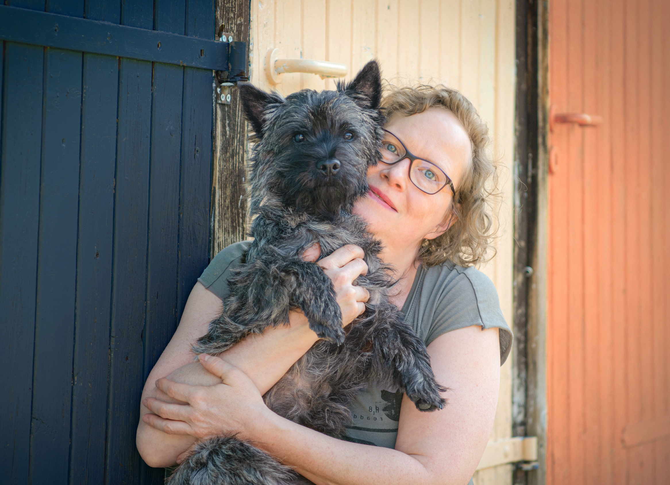 Bettina ist ein super Vorbild für alle, die denken sie seien mit 50+ zu alt für eine berufliche Neuorientierung. Sie hat sich nach der Teilnahme an der Whycademy® beruflich komplett verändert. Im Podcast-Interview mit ihr erfährst du mehr über ihre Reise und welche Stolperfallen ihr begegnet sind.